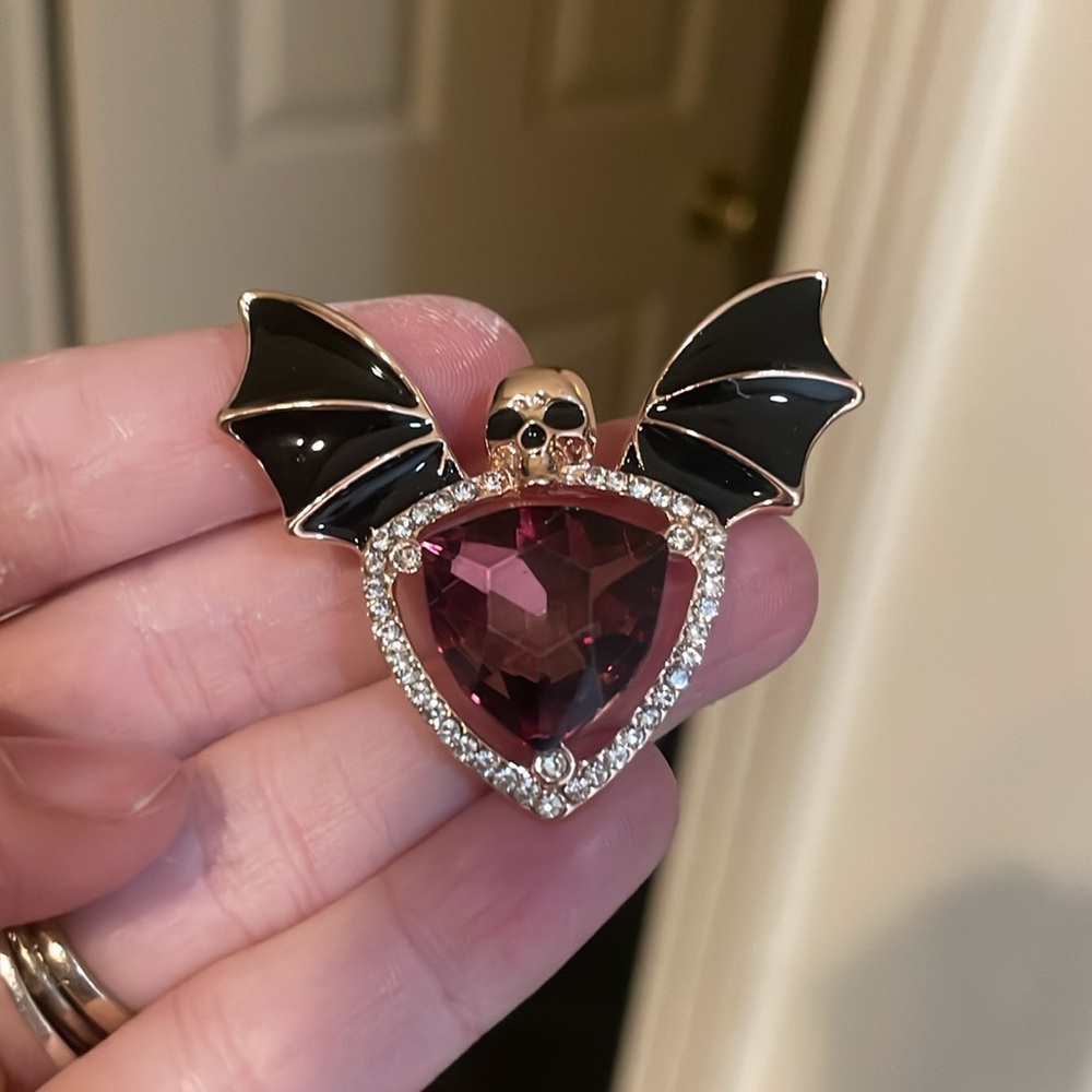 Gothic Skull & Bat Brooch - Picture 4 of 5
